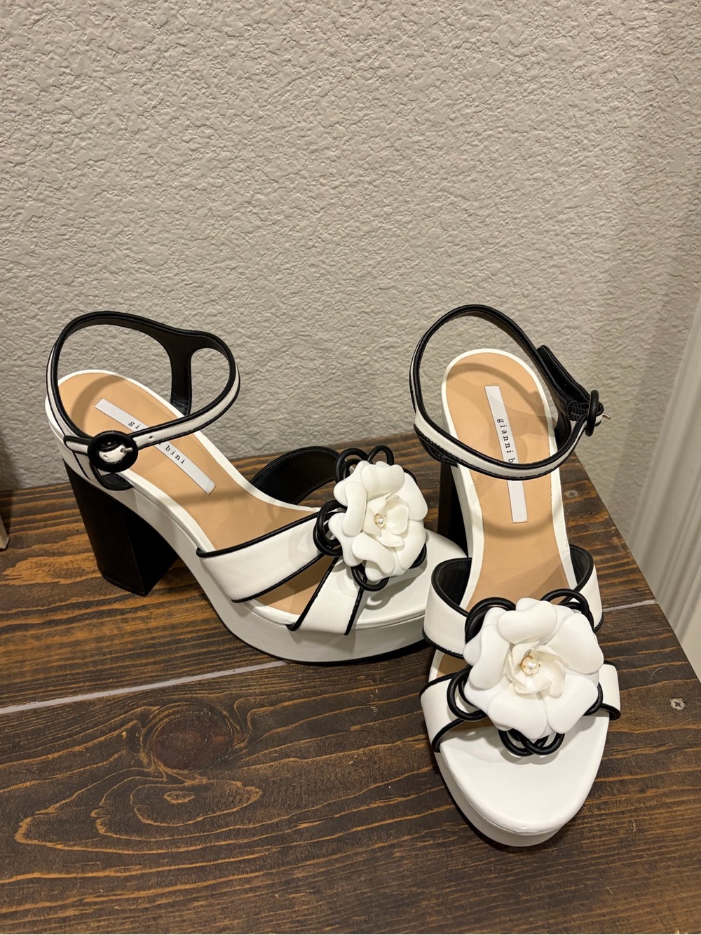 Gianni Bini White and Black Floral Platform Heels Never worn No box - Picture 3 of 4